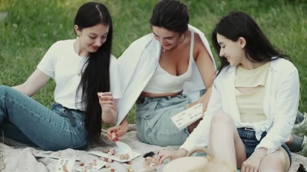 Chicas jugando a la lotería en un picnic en un parque — Vídeos de Stock