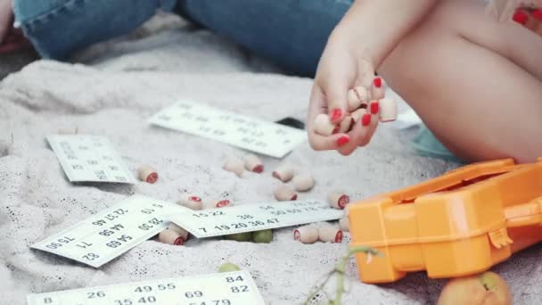 Closeup de jogar o jogo de loteria em um piquenique em um parque — Vídeo de Stock