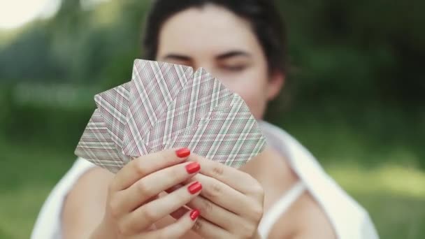 Szoros kép fiatal nő gazdaság rajongó játék kártyák — Stock videók