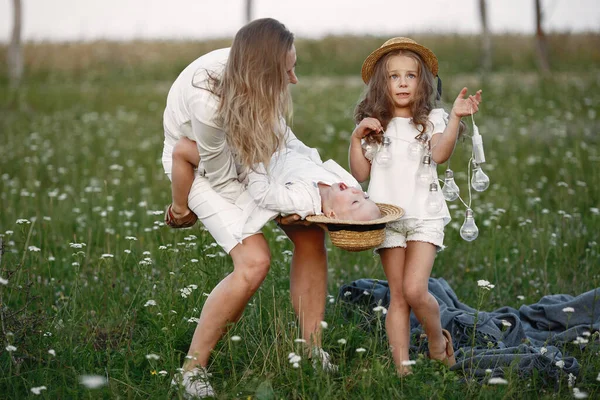 Matka se synem a dcerou odpočívají v parku. — Stock fotografie