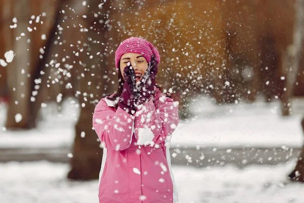 Donna in abiti sportivi invernali guardando la fotocamera — Foto Stock