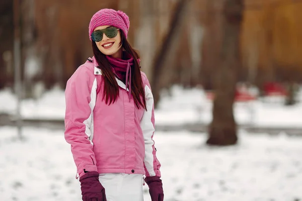 Женщина в зимней спортивной одежде смотрит в камеру — стоковое фото