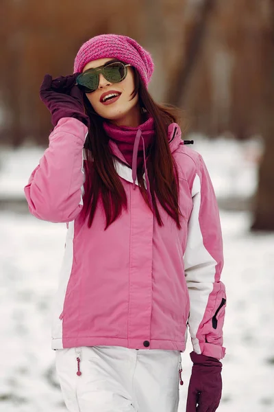 Mulher em roupas de esportes de inverno olhando para a câmera — Fotografia de Stock
