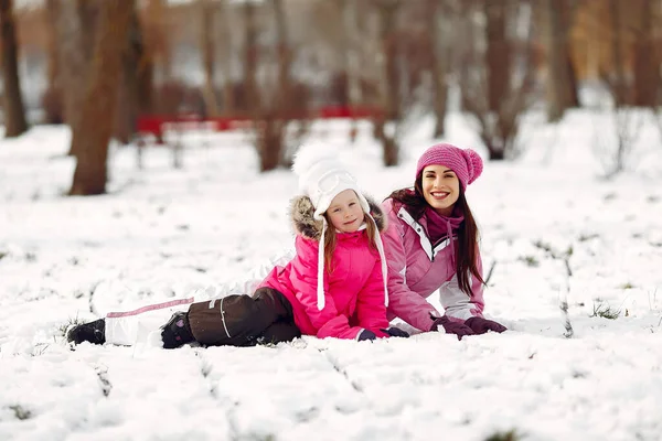 Madre e hijo en ropa de invierno juegan en el parque de invierno —  Fotos de Stock