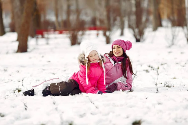 Madre e hijo en ropa de invierno juegan en el parque de invierno — Foto de Stock