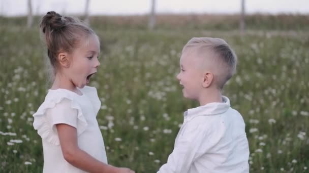 Hermano y hermana aprietan pequeños dedos como signo de reconciliación al aire libre — Vídeo de stock