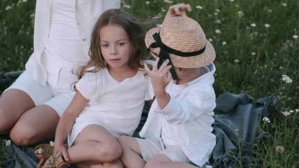 Krásná matka tráví čas s dětmi v terénu — Stock video