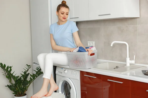 台所で洗濯機を使う女性 — ストック写真