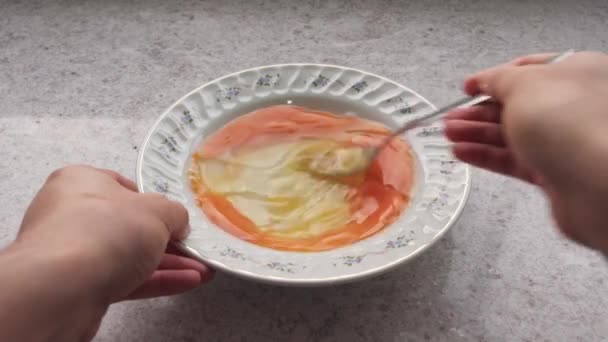 Eller Çatal Kullanarak Bir Tabakta Dört Yumurta Çırpıyor Yağda Yumurta — Stok video