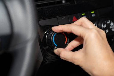 Arabanın AC sıcaklığını en soğuk ayara ayarlıyorum.