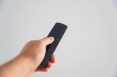 Beyaz Arkaplanda El Tutma ve Uzaktan İşaretleme TV Uzaktan Kumandası