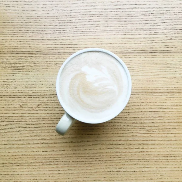 Cappuccino Eller Latte Vit Cup Ett Träbord Dagsljus — Stockfoto