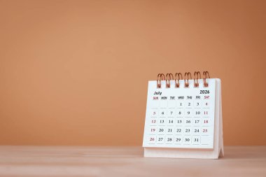 2026 yılının Temmuz ayı takvim sayfası turuncu arka plan. Fotokopi alanı ve iş tasarımlarıyla. Aylık planlama kavramı, önemli programlar, toplantılar ve randevular.