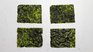 Japon usulü çıtır çıtır Norveç yosunu beyaz arka planda izole edilmiş. Shusi ve pirinçle yenmiş lezzetli. Menü katalogları, yemek dergileri, ambalaj kapakları için fotoğraflar.