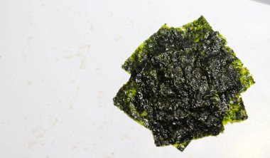 Japon usulü çıtır çıtır Norveç yosunu beyaz arka planda izole edilmiş. Shusi ve pirinçle yenmiş lezzetli. Menü katalogları, yemek dergileri, ambalaj kapakları için fotoğraflar.