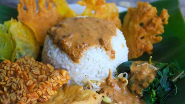 Yalnız bir tabak pecel pilavı. Menü katalogları için uygun. Nasi pecel veya sega pecel, Endonezya 'nın tipik bir pirinç yemeğidir. Ceviz biber sosu ve salata gibi sebzelerle servis edilir..