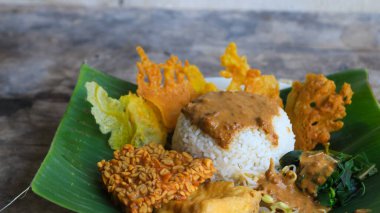 Yalnız bir tabak pecel pilavı. Menü katalogları için uygun. Nasi pecel veya sega pecel, Endonezya 'nın tipik bir pirinç yemeğidir. Ceviz biber sosu ve salata gibi sebzelerle servis edilir..