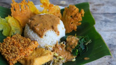 Yalnız bir tabak pecel pilavı. Menü katalogları için uygun. Nasi pecel veya sega pecel, Endonezya 'nın tipik bir pirinç yemeğidir. Ceviz biber sosu ve salata gibi sebzelerle servis edilir..