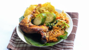 Ayam Bakar Kecap, Endonezya 'dan gelen tatlı ve baharatlı soya soslu ızgara tavuk yemeği. Acı sos (sambal), salatalık ve domatesle servis edilir. izole