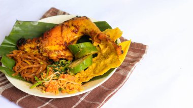 Ayam Bakar Kecap, Endonezya 'dan gelen tatlı ve baharatlı soya soslu ızgara tavuk yemeği. Acı sos (sambal), salatalık ve domatesle servis edilir. izole