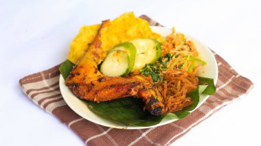 Ayam Bakar Kecap, Endonezya 'dan gelen tatlı ve baharatlı soya soslu ızgara tavuk yemeği. Acı sos (sambal), salatalık ve domatesle servis edilir. izole