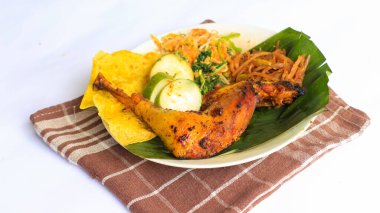 Ayam Bakar Kecap, Endonezya 'dan gelen tatlı ve baharatlı soya soslu ızgara tavuk yemeği. Acı sos (sambal), salatalık ve domatesle servis edilir. izole