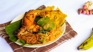 Ayam Bakar Kecap, Endonezya 'dan gelen tatlı ve baharatlı soya soslu ızgara tavuk yemeği. Acı sos (sambal), salatalık ve domatesle servis edilir. izole