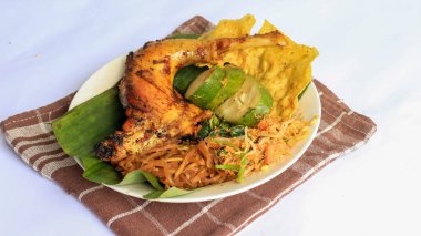 Ayam Bakar Kecap, Endonezya 'dan gelen tatlı ve baharatlı soya soslu ızgara tavuk yemeği. Acı sos (sambal), salatalık ve domatesle servis edilir. izole