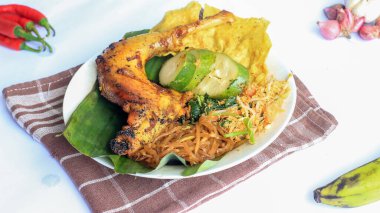 Ayam Bakar Kecap, Endonezya 'dan gelen tatlı ve baharatlı soya soslu ızgara tavuk yemeği. Acı sos (sambal), salatalık ve domatesle servis edilir. izole