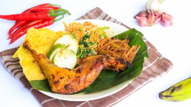 Ayam Bakar Kecap, Endonezya 'dan gelen tatlı ve baharatlı soya soslu ızgara tavuk yemeği. Acı sos (sambal), salatalık ve domatesle servis edilir. izole