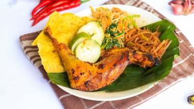 Ayam Bakar Kecap, Endonezya 'dan gelen tatlı ve baharatlı soya soslu ızgara tavuk yemeği. Acı sos (sambal), salatalık ve domatesle servis edilir. izole