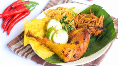 Ayam Bakar Kecap, Endonezya 'dan gelen tatlı ve baharatlı soya soslu ızgara tavuk yemeği. Acı sos (sambal), salatalık ve domatesle servis edilir. izole