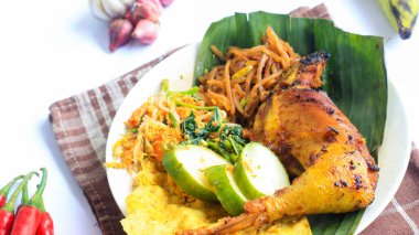 Ayam Bakar Kecap, Endonezya 'dan gelen tatlı ve baharatlı soya soslu ızgara tavuk yemeği. Acı sos (sambal), salatalık ve domatesle servis edilir. izole