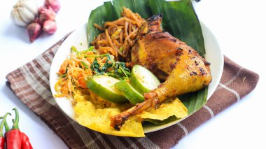 Ayam Bakar Kecap, Endonezya 'dan gelen tatlı ve baharatlı soya soslu ızgara tavuk yemeği. Acı sos (sambal), salatalık ve domatesle servis edilir. izole