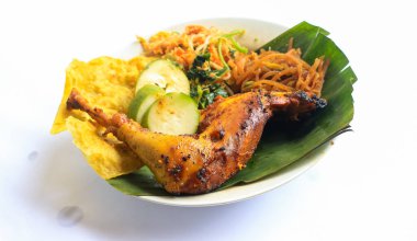 Ayam Bakar Kecap, Endonezya 'dan gelen tatlı ve baharatlı soya soslu ızgara tavuk yemeği. Acı sos (sambal), salatalık ve domatesle servis edilir. izole