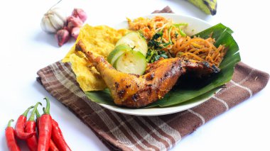 Ayam Bakar Kecap, Endonezya 'dan gelen tatlı ve baharatlı soya soslu ızgara tavuk yemeği. Acı sos (sambal), salatalık ve domatesle servis edilir. izole