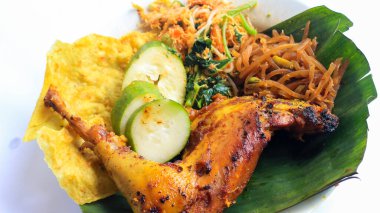 Ayam Bakar Kecap, Endonezya 'dan gelen tatlı ve baharatlı soya soslu ızgara tavuk yemeği. Acı sos (sambal), salatalık ve domatesle servis edilir. izole