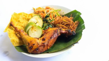 Ayam Bakar Kecap, Endonezya 'dan gelen tatlı ve baharatlı soya soslu ızgara tavuk yemeği. Acı sos (sambal), salatalık ve domatesle servis edilir. izole