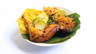 Ayam Bakar Kecap, Endonezya 'dan gelen tatlı ve baharatlı soya soslu ızgara tavuk yemeği. Acı sos (sambal), salatalık ve domatesle servis edilir. izole