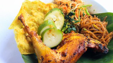 Ayam Bakar Kecap, Endonezya 'dan gelen tatlı ve baharatlı soya soslu ızgara tavuk yemeği. Acı sos (sambal), salatalık ve domatesle servis edilir. izole