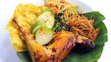 Ayam Bakar Kecap, Endonezya 'dan gelen tatlı ve baharatlı soya soslu ızgara tavuk yemeği. Acı sos (sambal), salatalık ve domatesle servis edilir. izole