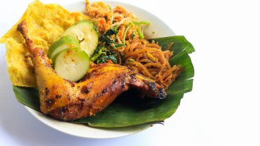 Ayam Bakar Kecap, Endonezya 'dan gelen tatlı ve baharatlı soya soslu ızgara tavuk yemeği. Acı sos (sambal), salatalık ve domatesle servis edilir. izole