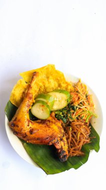 Ayam Bakar Kecap, Endonezya 'dan gelen tatlı ve baharatlı soya soslu ızgara tavuk yemeği. Acı sos (sambal), salatalık ve domatesle servis edilir. izole