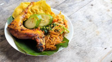 Ayam Bakar Kecap, Endonezya 'dan gelen tatlı ve baharatlı soya soslu ızgara tavuk yemeği. Acı sos (sambal), salatalık ve domatesle servis edilir. izole