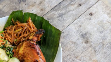 Ayam Bakar Kecap, Endonezya 'dan gelen tatlı ve baharatlı soya soslu ızgara tavuk yemeği. Acı sos (sambal), salatalık ve domatesle servis edilir. izole