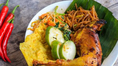 Ayam Bakar Kecap, Endonezya 'dan gelen tatlı ve baharatlı soya soslu ızgara tavuk yemeği. Acı sos (sambal), salatalık ve domatesle servis edilir. izole