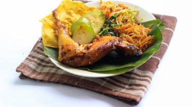 Ayam Bakar Kecap, Endonezya 'dan gelen tatlı ve baharatlı soya soslu ızgara tavuk yemeği. Acı sos (sambal), salatalık ve domatesle servis edilir. izole