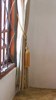 Sabahları bir dinlenme odasının atmosferi estetik pencereler ve perdelerle, gün doğumuyla birlikte sakin. Oturma odası, arka plan için uygun.