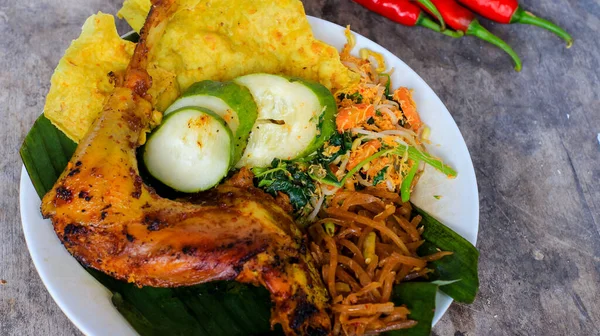 Ayam Bakar Kecap, Endonezya 'dan gelen tatlı ve baharatlı soya soslu ızgara tavuk yemeği. Acı sos (sambal), salatalık ve domatesle servis edilir. izole