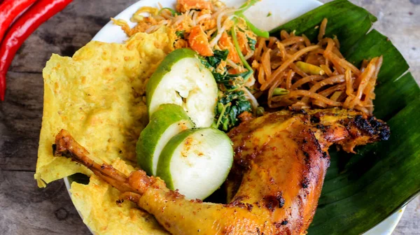 Ayam Bakar Kecap, Endonezya 'dan gelen tatlı ve baharatlı soya soslu ızgara tavuk yemeği. Acı sos (sambal), salatalık ve domatesle servis edilir. izole